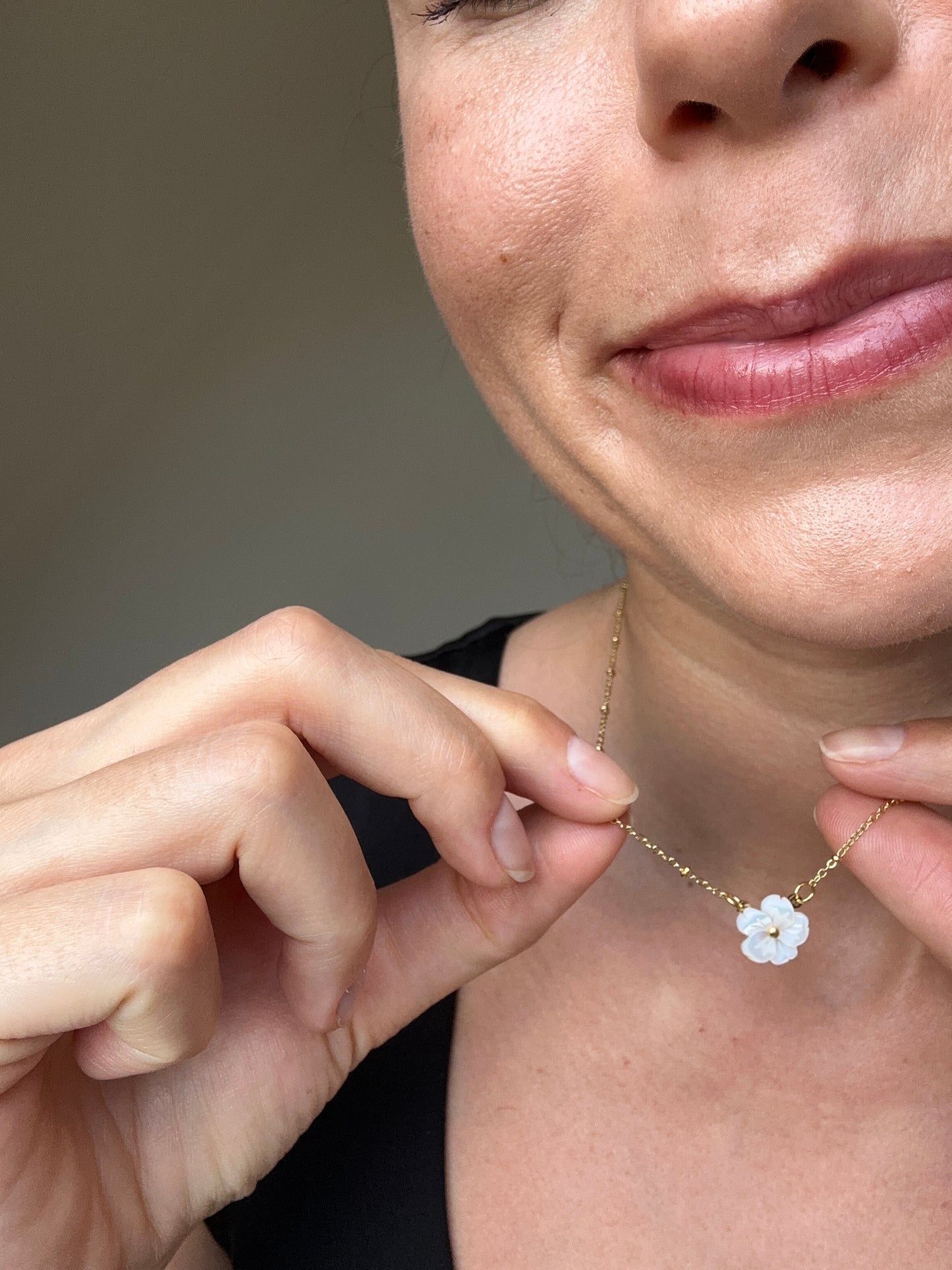 Shell Flower Pendant Necklace