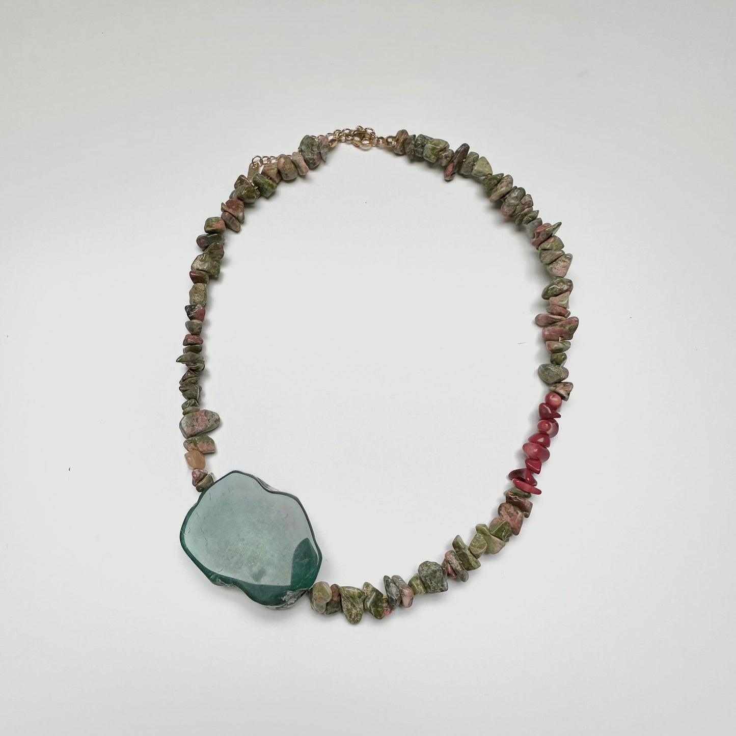 Natural Chips Stone Bead Necklace with a Big Gemstone